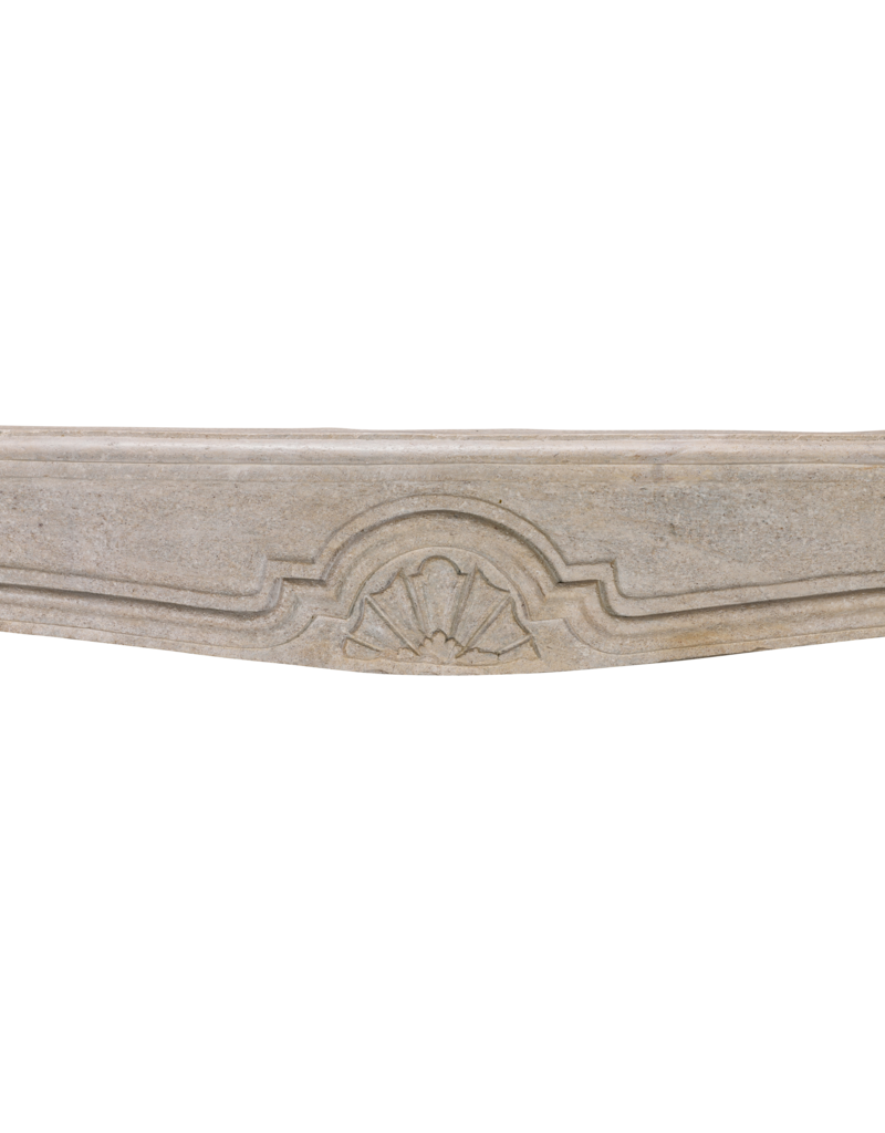 Maison Leon Van den Bogaert Originaler Französischer Spät Louis XIV Kalksteinkamin aus dem 18. Jahrhundert mit Skulpturalem Muschelmotiv
