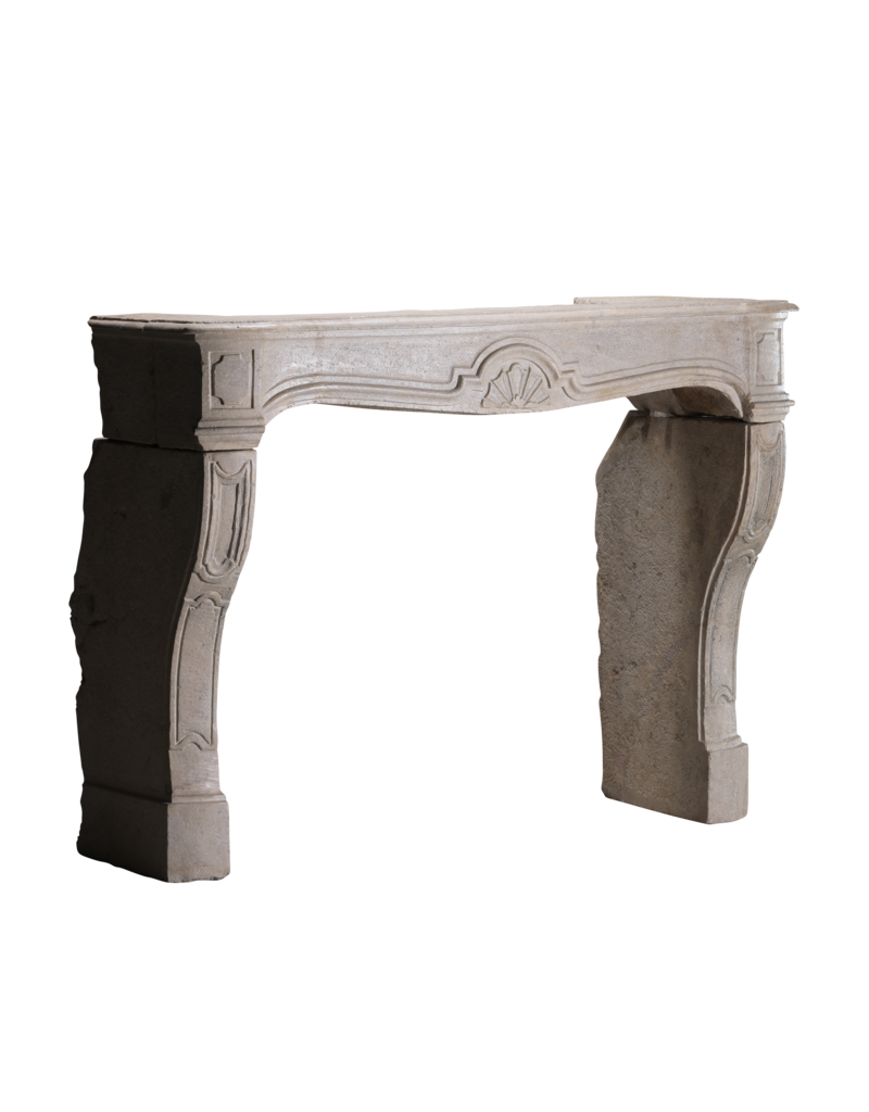 Maison Leon Van den Bogaert Originele 18e Eeuwse Franse Late Louis XIV Kalkstenen Schouw met Sculpturaal Schelpmotief