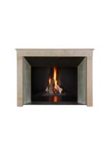 Maison Leon Van den Bogaert Cheminée simple du XVIIe siècle en calcaire dur naturel avec fronton droit, jambages droits et surface martelée à la main