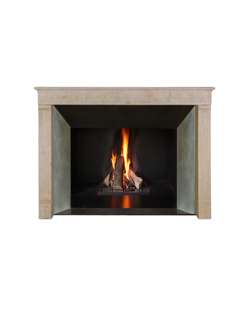 Maison Leon Van den Bogaert Cheminée simple du XVIIe siècle en calcaire dur naturel avec fronton droit, jambages droits et surface martelée à la main
