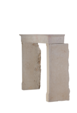 Maison Leon Van den Bogaert Chimenea rústica francesa del siglo XVII en piedra caliza dura natural con frontón recto, jambas rectas y superficie martillada a mano