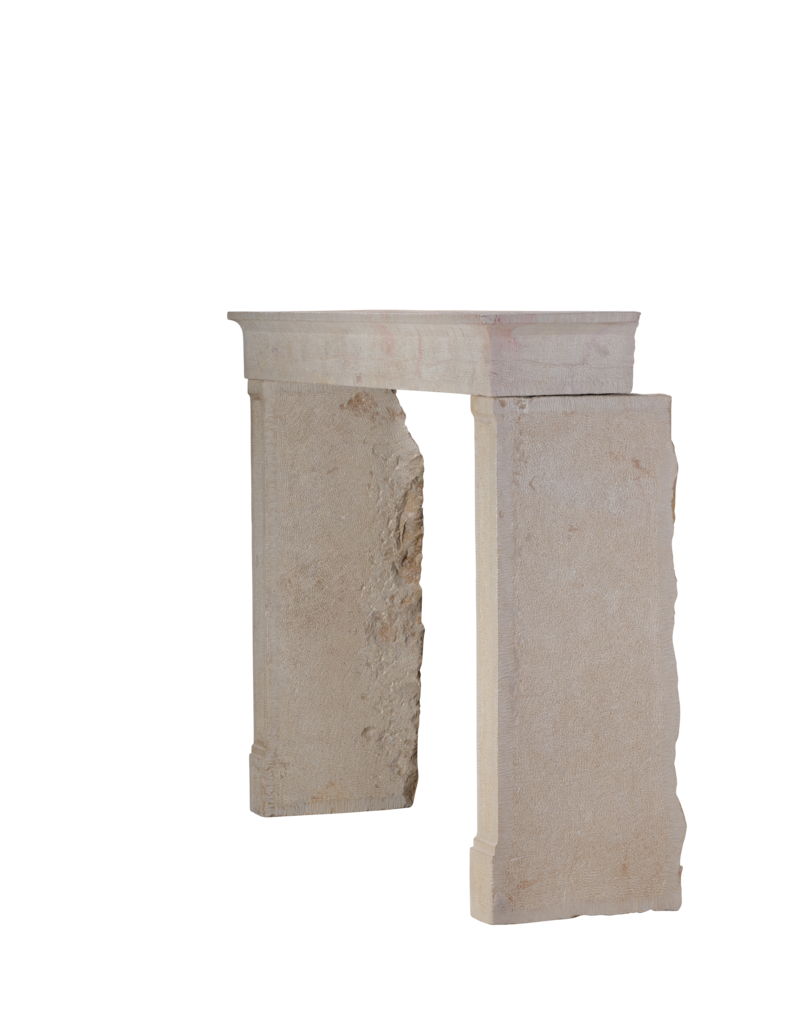 Maison Leon Van den Bogaert Chimenea rústica francesa del siglo XVII en piedra caliza dura natural con frontón recto, jambas rectas y superficie martillada a mano