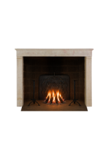 Maison Leon Van den Bogaert Cheminée simple du XVIIe siècle en calcaire dur naturel avec fronton droit, jambages droits et surface martelée à la main