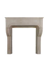 Petite cheminée classique du XVIIIe siècle en pierre calcaire blanc-beige – manteau ancien de 105,5 cm