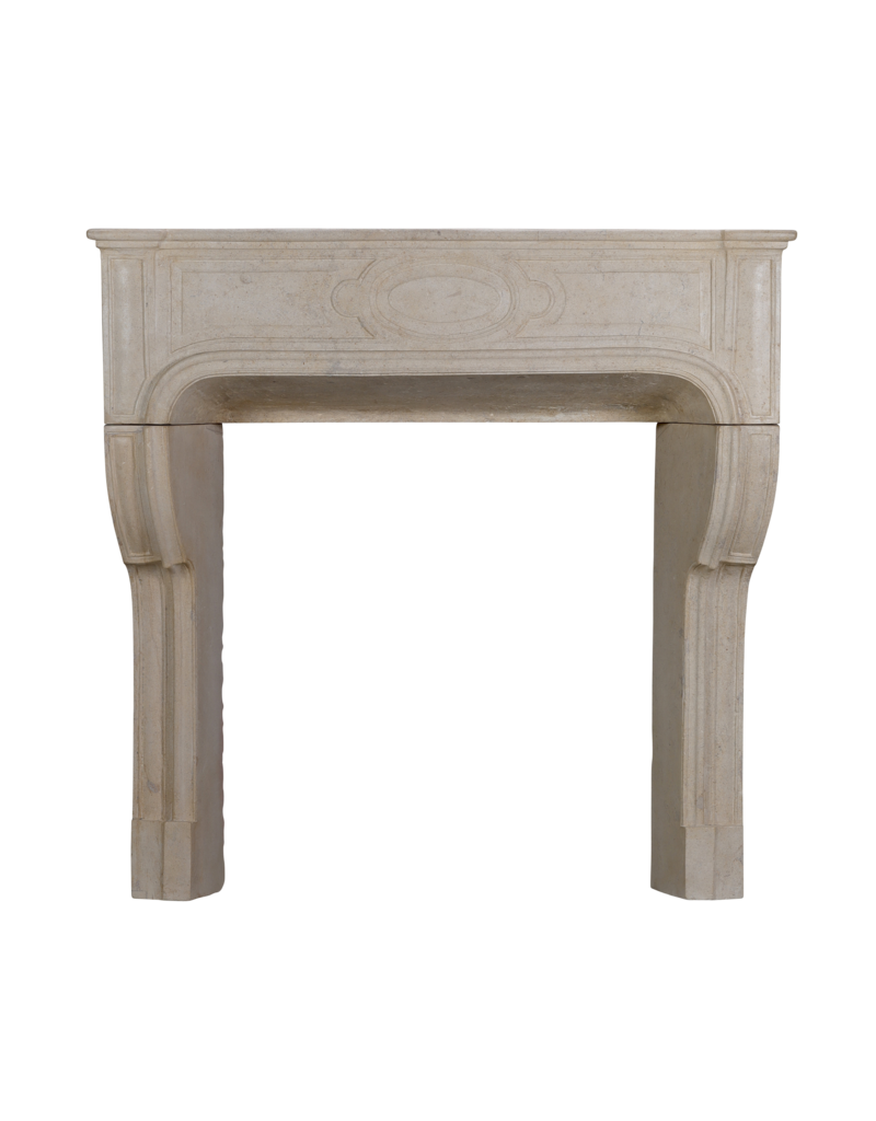 Extra kleine Franse 18e-eeuwse klassieke kalkstenen schouw – antieke wit-beige stenen schouwmantel van 105,5 cm breed