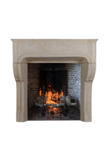 Chimenea francesa clásica del siglo XVIII en piedra caliza blanco-beige – marco antiguo extra pequeño de 105,5 cm