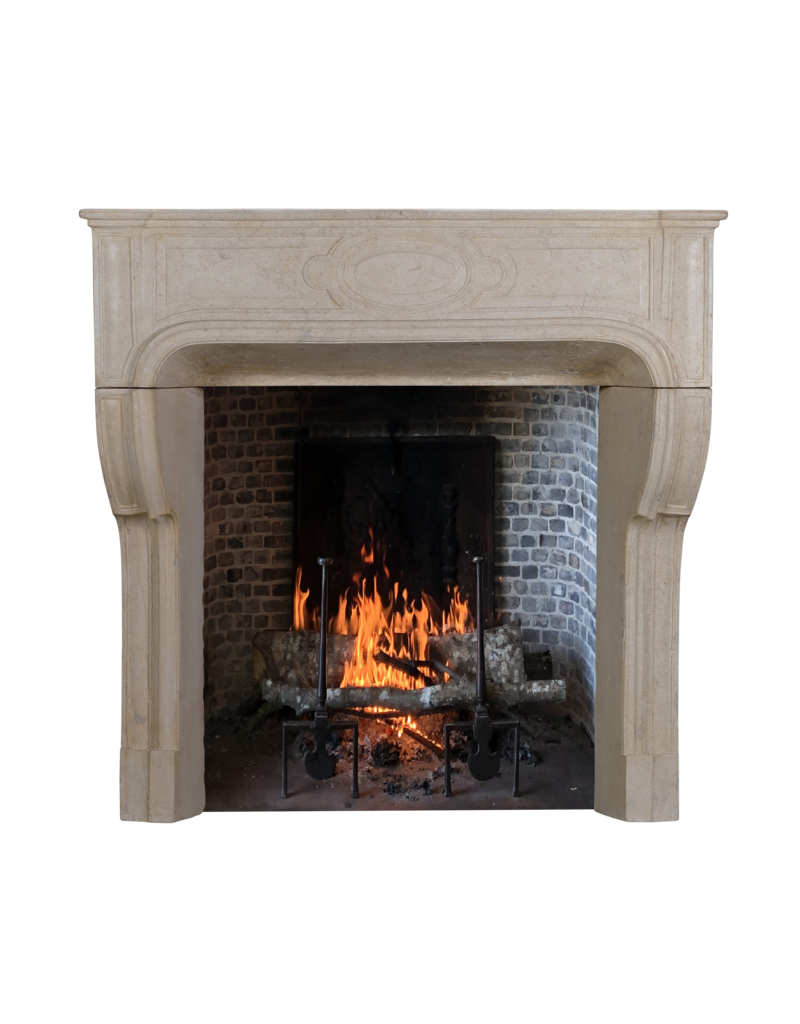 Chimenea francesa clásica del siglo XVIII en piedra caliza blanco-beige – marco antiguo extra pequeño de 105,5 cm