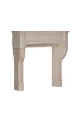 Chimenea francesa clásica del siglo XVIII en piedra caliza blanco-beige – marco antiguo extra pequeño de 105,5 cm