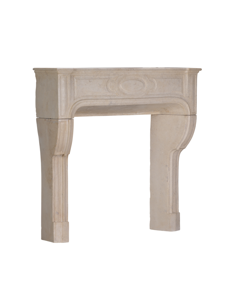 Chimenea francesa clásica del siglo XVIII en piedra caliza blanco-beige – marco antiguo extra pequeño de 105,5 cm