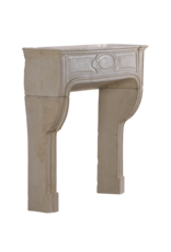 Petite cheminée classique du XVIIIe siècle en pierre calcaire blanc-beige – manteau ancien de 105,5 cm