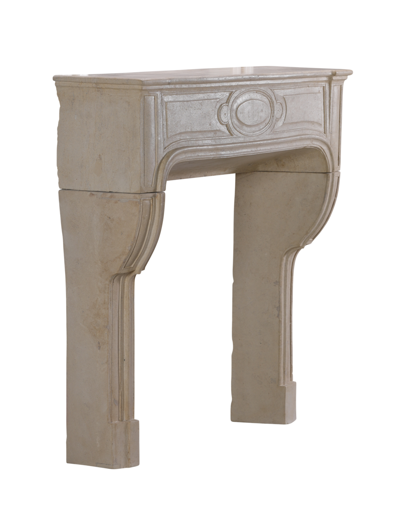 Chimenea francesa clásica del siglo XVIII en piedra caliza blanco-beige – marco antiguo extra pequeño de 105,5 cm