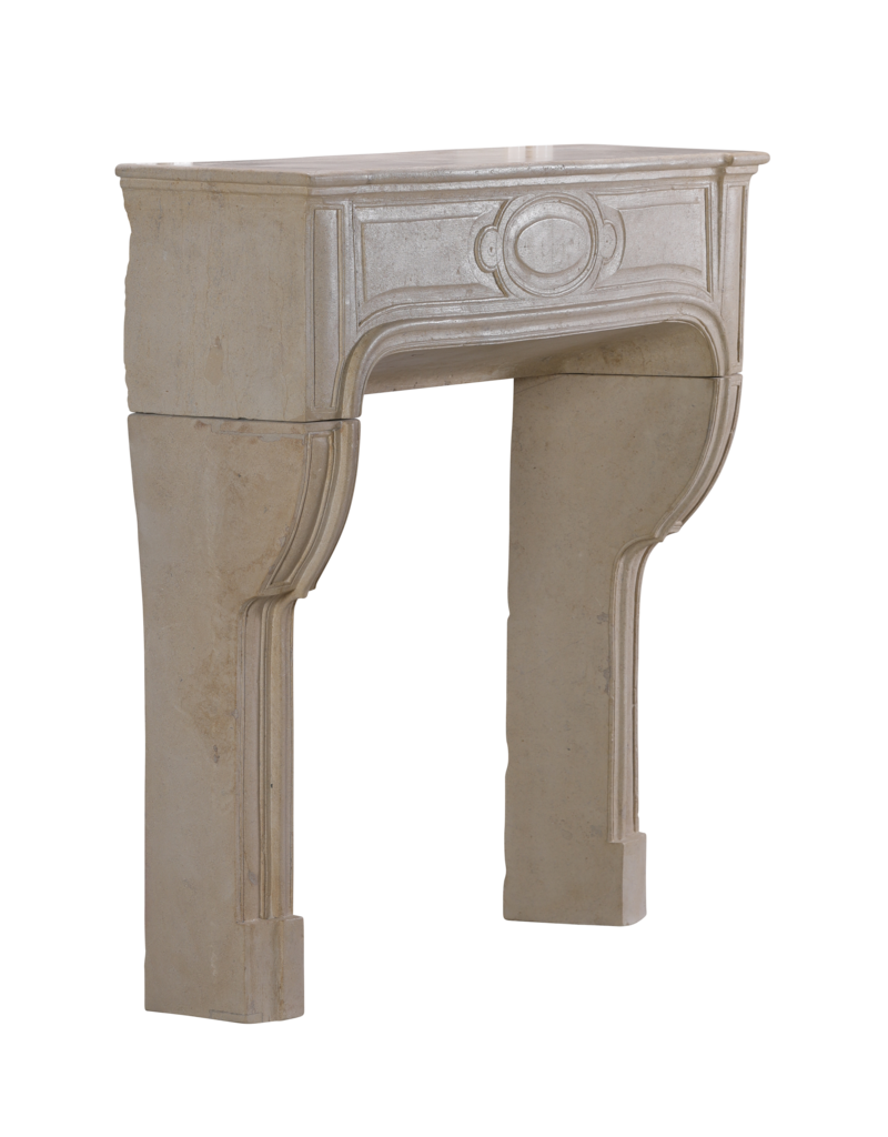 Petite cheminée classique du XVIIIe siècle en pierre calcaire blanc-beige – manteau ancien de 105,5 cm