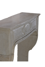 Extra kleine Franse 18e-eeuwse klassieke kalkstenen schouw – antieke wit-beige stenen schouwmantel van 105,5 cm breed