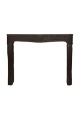 Exceptionnelle cheminée française transition LXIV Régence en pierre de lave couleur aubergine foncée – manteau ancien du XVIIIe siècle, 146 cm de largeur