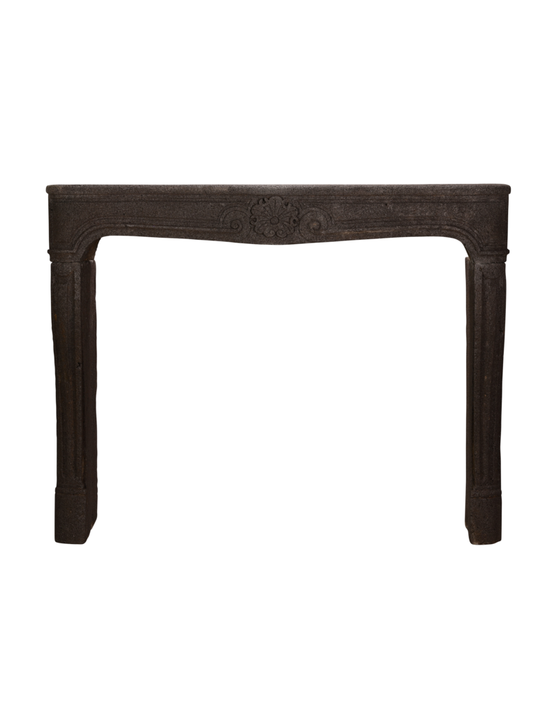 Exquisiter französischer LXIV Übergang Régence Kaminmantel aus dunkel auberginefarbenem Lavastein – antike Architekturumrandung des 18. Jahrhunderts, 146 cm breit