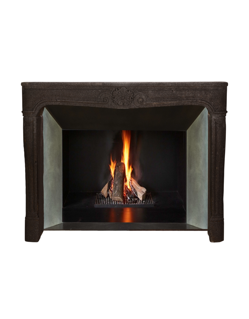 Exquisita chimenea francesa transición LXIV Régence en piedra volcánica color aubergine oscuro – marco arquitectónico antiguo del siglo XVIII, 146 cm de ancho