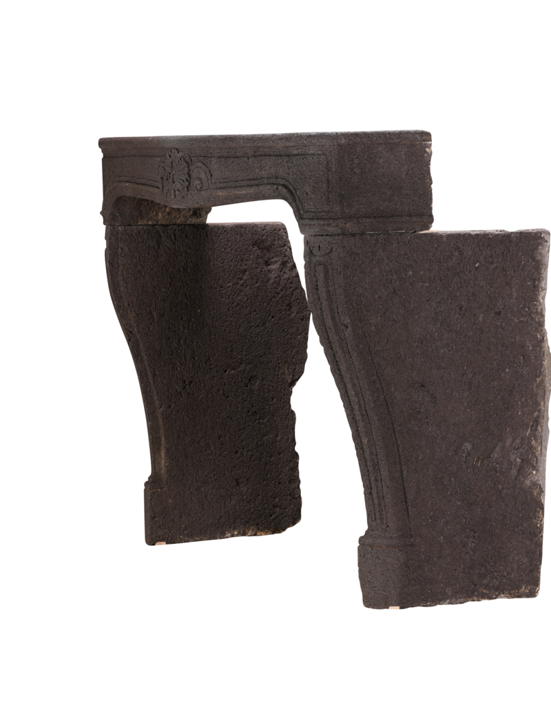 Exceptionnelle cheminée française transition LXIV Régence en pierre de lave couleur aubergine foncée – manteau ancien du XVIIIe siècle, 146 cm de largeur