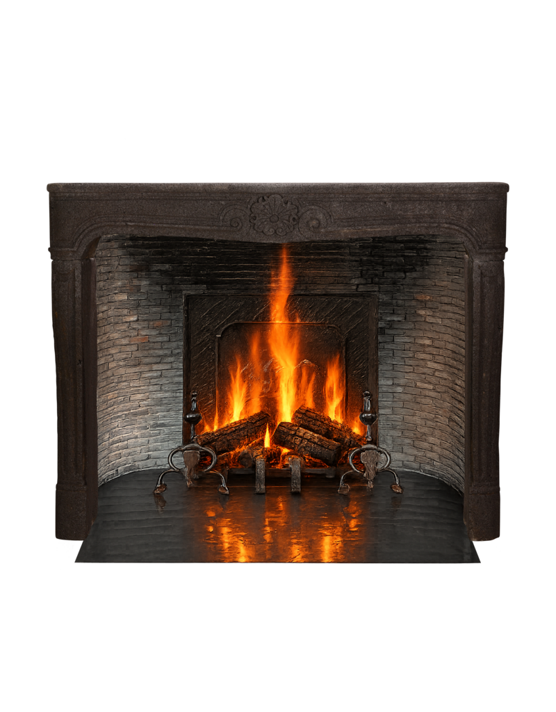 Exquisita chimenea francesa transición LXIV Régence en piedra volcánica color aubergine oscuro – marco arquitectónico antiguo del siglo XVIII, 146 cm de ancho