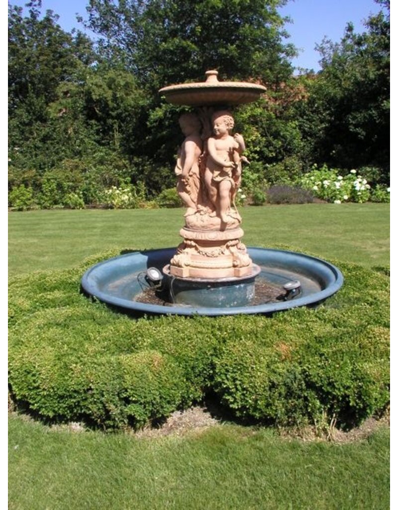 Maison Leon Van den Bogaert Monumentaler Zentralbrunnen aus Gusseisen