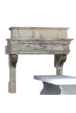 Maison Leon Van den Bogaert Monumentale Originele Franse Louis XIII Kalkstenen Schouw Met Bovenmantel – Authentieke Kasteelschouw In Warme Natuursteen