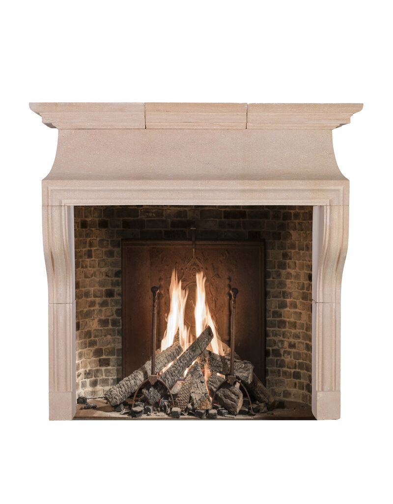 Französischer Kamin im Louis-XIII-Stil aus authentischem Buxy-Kalkstein – Eleganter Natursteinkamin nach dem Vorbild monumentaler französischer Schlosskamine