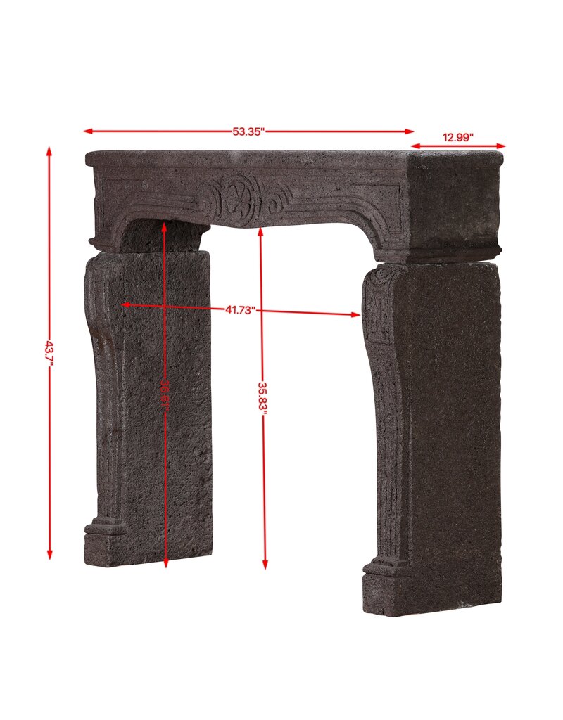 Französischer Kaminmantel des 18. Jahrhunderts im Louis XIV Stil aus dunklem auberginefarbenem Lavastein – 135,5 cm breit