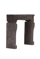 Französischer Kaminmantel des 18. Jahrhunderts im Louis XIV Stil aus dunklem auberginefarbenem Lavastein – 135,5 cm breit