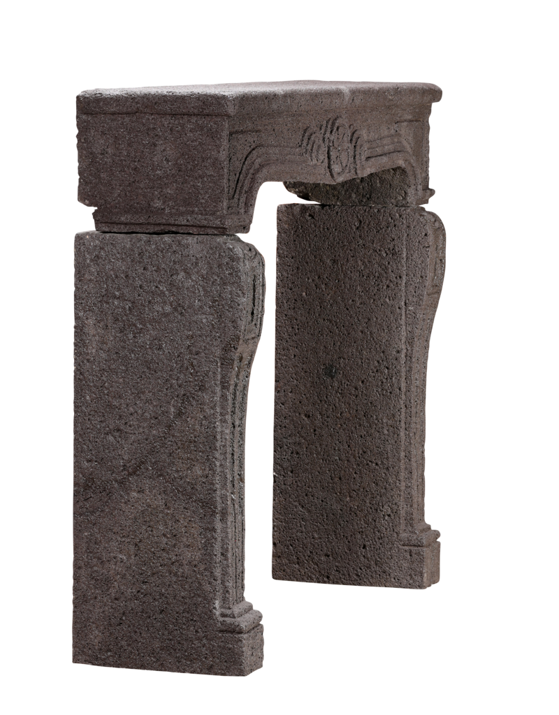 Chimenea rustica Luis XIV del siglo XVIII en piedra de lava color berenjena oscuro – 135,5 cm de ancho