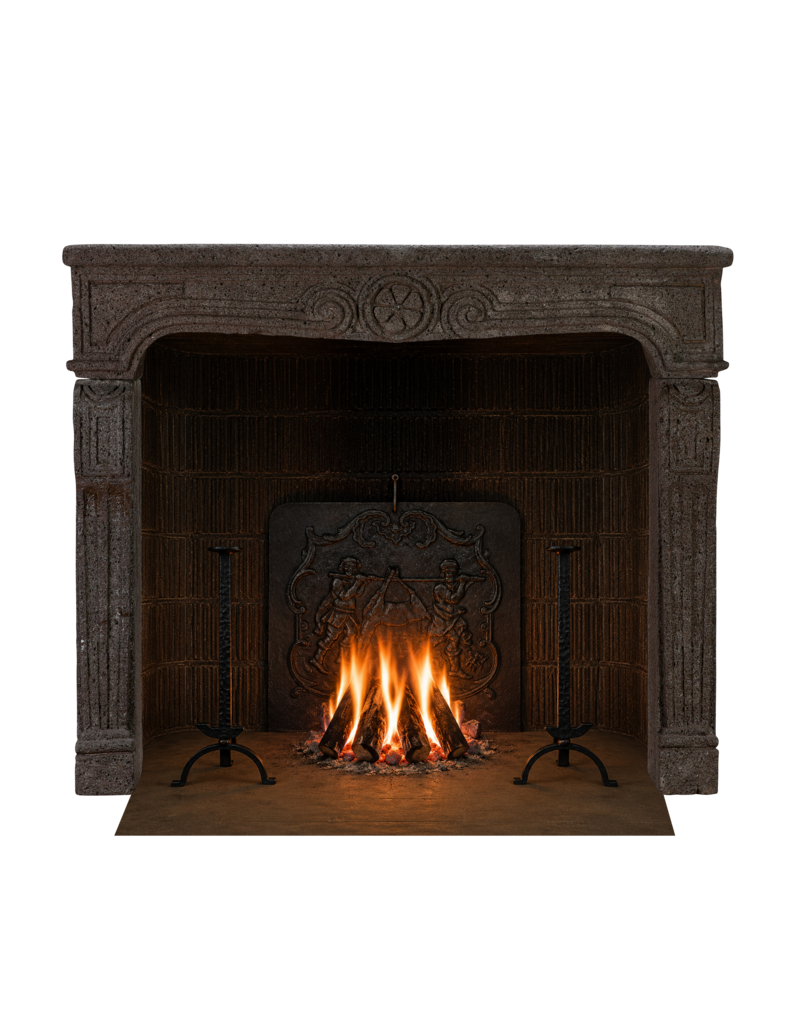 18e-eeuwse Franse Louis XIV schouwmantel in donker auberginekleurige lavasteen – 135,5 cm breed