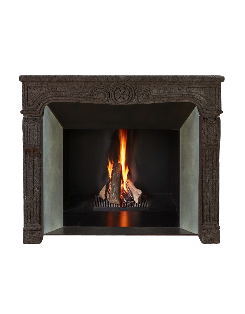 Französischer Kaminmantel des 18. Jahrhunderts im Louis XIV Stil aus dunklem auberginefarbenem Lavastein – 135,5 cm breit