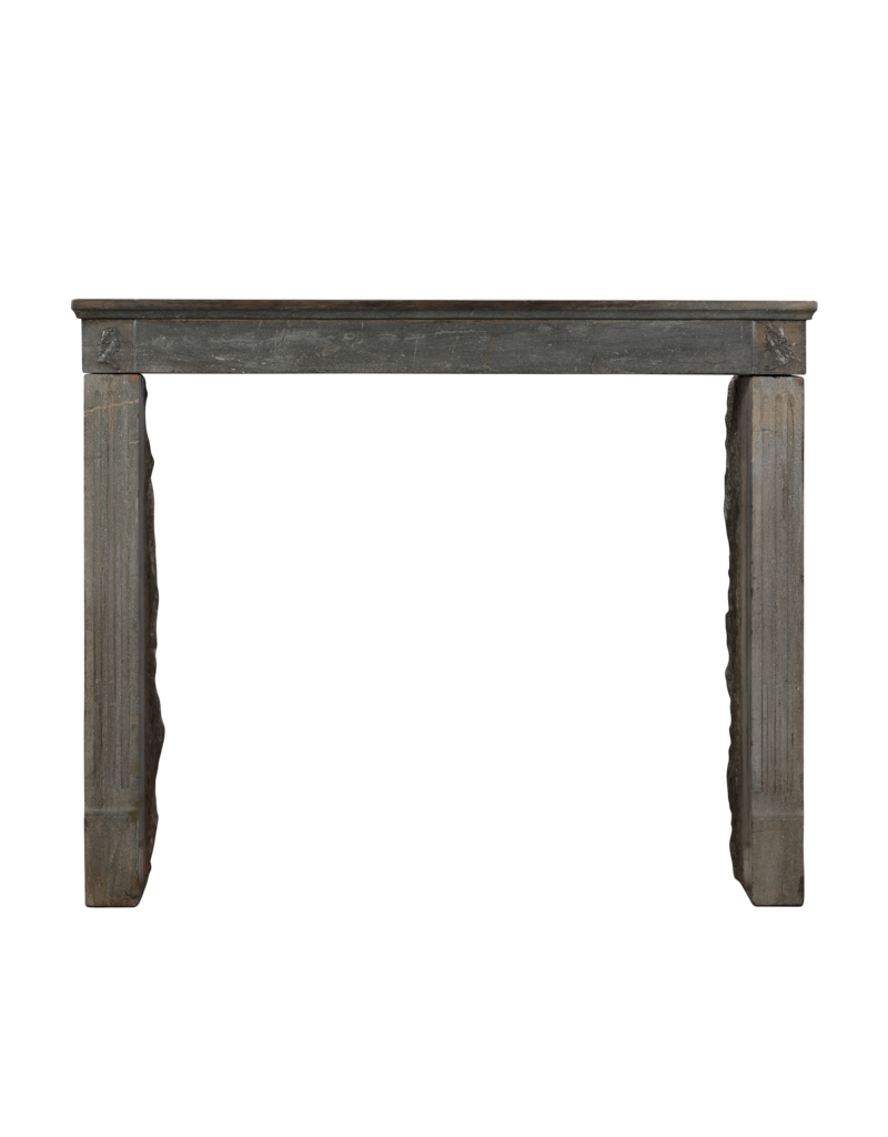 Maison Leon Van den Bogaert Französischer neoklassizistischer Kamin aus grauem Naturstein des 19. Jahrhunderts – 127,5 cm breit