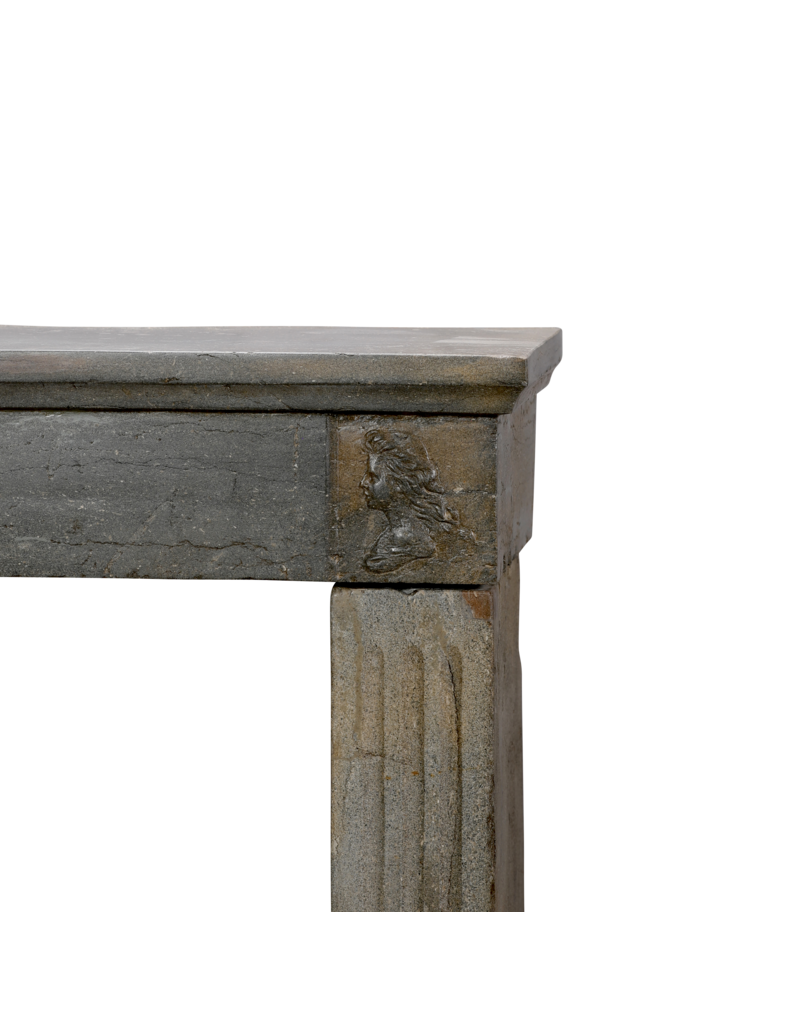 Maison Leon Van den Bogaert Französischer neoklassizistischer Kamin aus grauem Naturstein des 19. Jahrhunderts – 127,5 cm breit