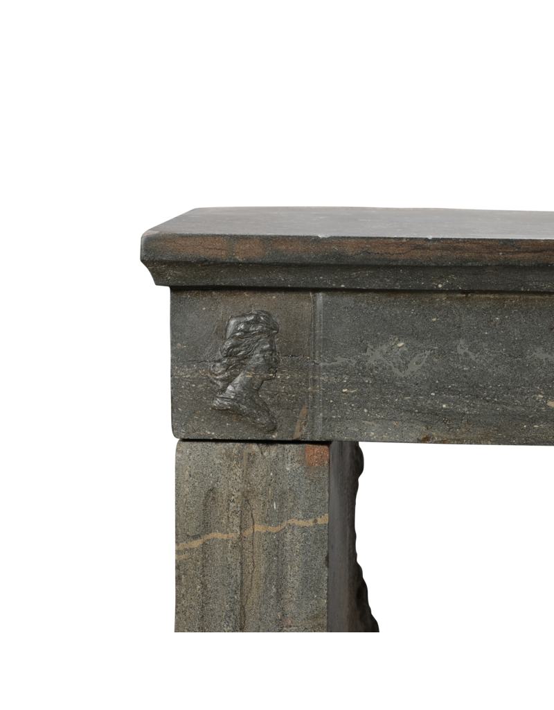 Maison Leon Van den Bogaert Cheminée néo-classique du XIXe siècle en pierre grise naturelle – 127,5 cm de large