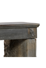 Maison Leon Van den Bogaert Cheminée néo-classique du XIXe siècle en pierre grise naturelle – 127,5 cm de large