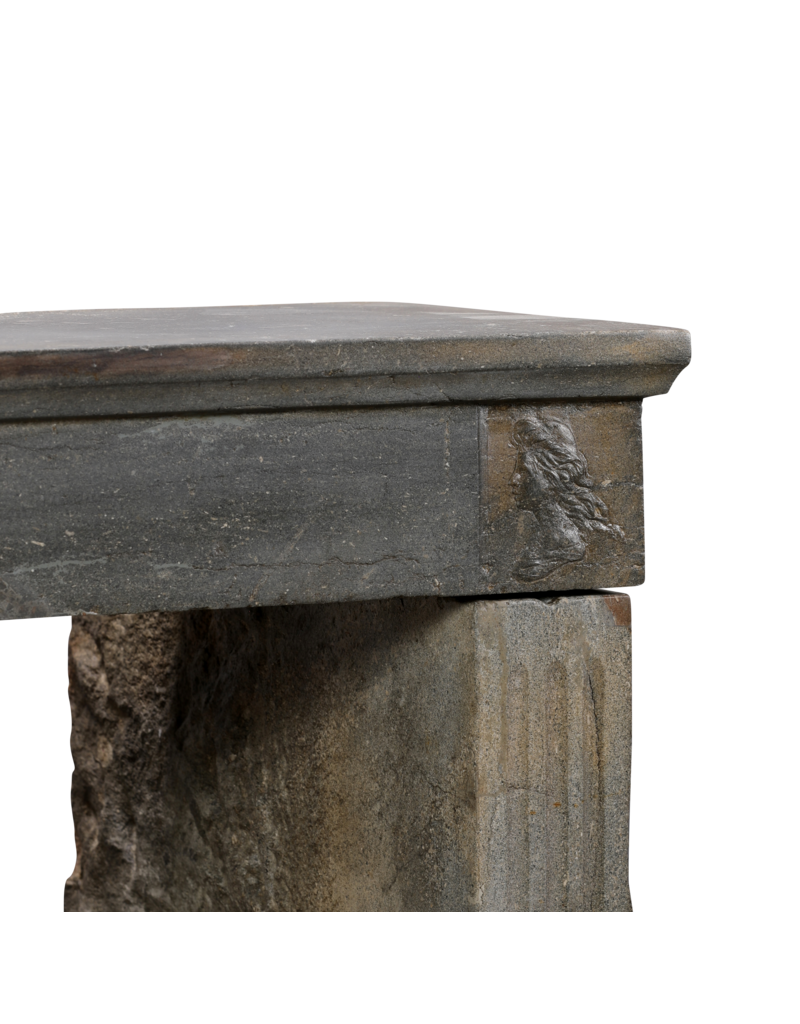 Maison Leon Van den Bogaert Cheminée néo-classique du XIXe siècle en pierre grise naturelle – 127,5 cm de large