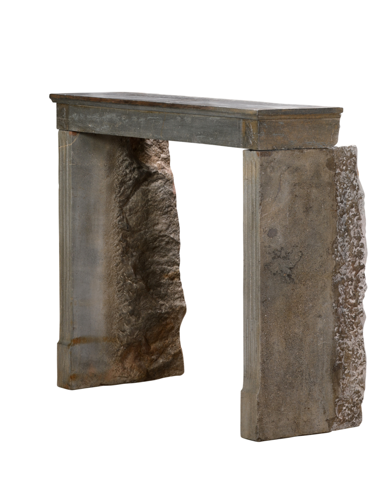 Maison Leon Van den Bogaert Cheminée néo-classique du XIXe siècle en pierre grise naturelle – 127,5 cm de large