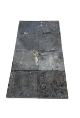 Maison Leon Van den Bogaert Quadratische schwarze Natursteinplatten aus antiken wiedergewonnenen Böden – 20 und 30 cm mit geraden Kanten