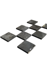 Maison Leon Van den Bogaert Quadratische schwarze Natursteinplatten aus antiken wiedergewonnenen Böden – 20 und 30 cm mit geraden Kanten