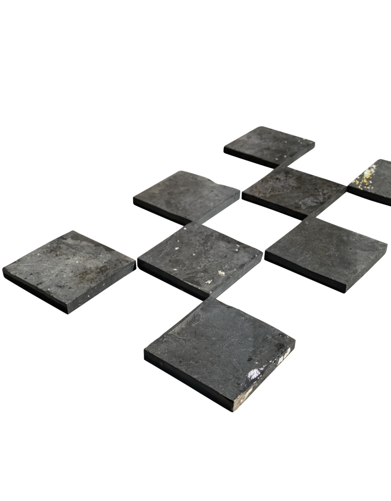 Maison Leon Van den Bogaert Quadratische schwarze Natursteinplatten aus antiken wiedergewonnenen Böden – 20 und 30 cm mit geraden Kanten