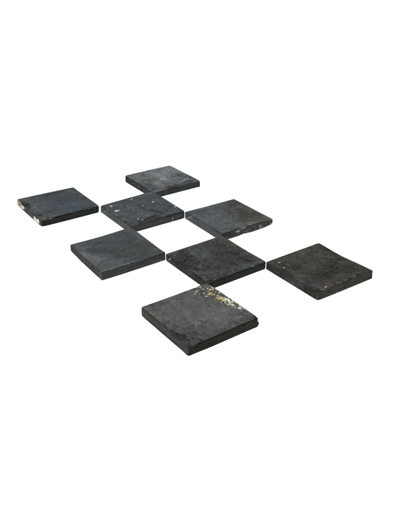 Maison Leon Van den Bogaert Quadratische schwarze Natursteinplatten aus antiken wiedergewonnenen Böden – 20 und 30 cm mit geraden Kanten