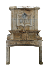 Monumental Chimenea Francesa de Château de Época Luis XIV en Arenisca, Fechada 1712, con Inscripción Latina e Influencia Luis XIII