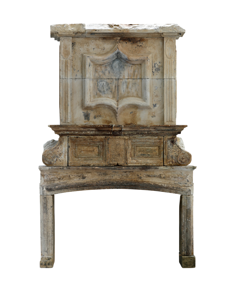 Monumental Chimenea Francesa de Château de Época Luis XIV en Arenisca, Fechada 1712, con Inscripción Latina e Influencia Luis XIII