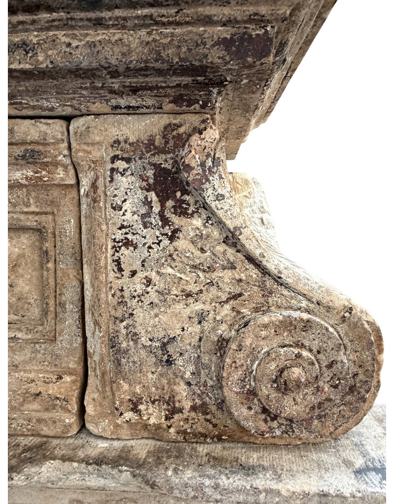 Monumental Chimenea Francesa de Château de Época Luis XIV en Arenisca, Fechada 1712, con Inscripción Latina e Influencia Luis XIII