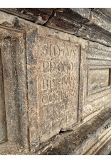 Monumental Chimenea Francesa de Château de Época Luis XIV en Arenisca, Fechada 1712, con Inscripción Latina e Influencia Luis XIII