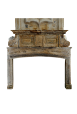 Monumental Chimenea Francesa de Château de Época Luis XIV en Arenisca, Fechada 1712, con Inscripción Latina e Influencia Luis XIII
