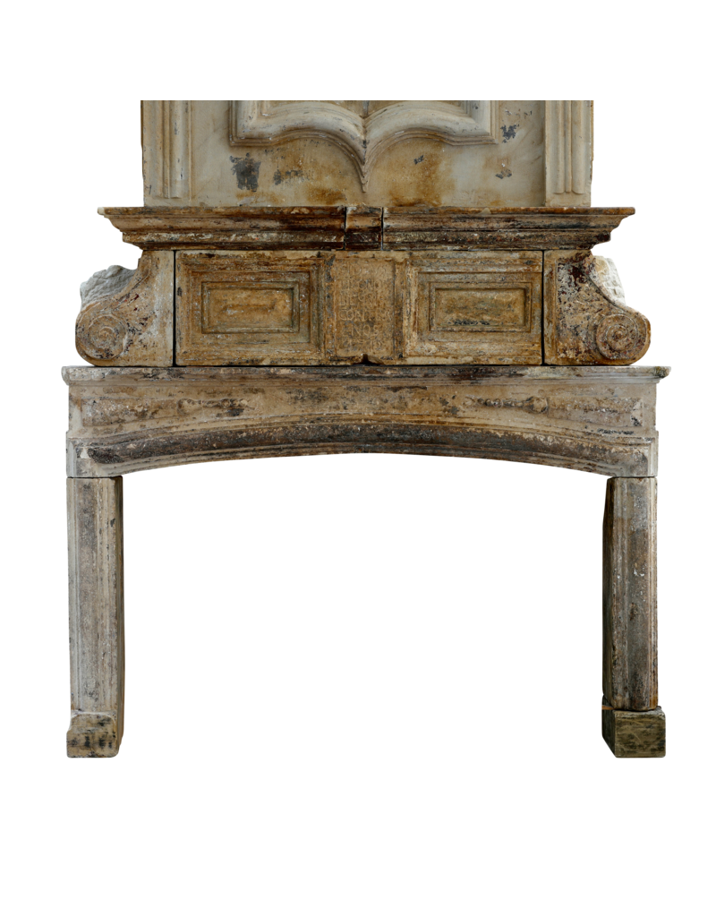 Monumentaler französischer Sandstein-Schlosskamin aus der Louis-XIV-Zeit, datiert 1712, mit lateinischer Inschrift und Louis-XIII-Einfluss