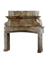 Monumental Chimenea Francesa de Château de Época Luis XIV en Arenisca, Fechada 1712, con Inscripción Latina e Influencia Luis XIII