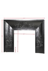 Maison Leon Van den Bogaert Gusseiserner Kamin-Innenrahmen mit Rosette und Blattwerk — 129 cm