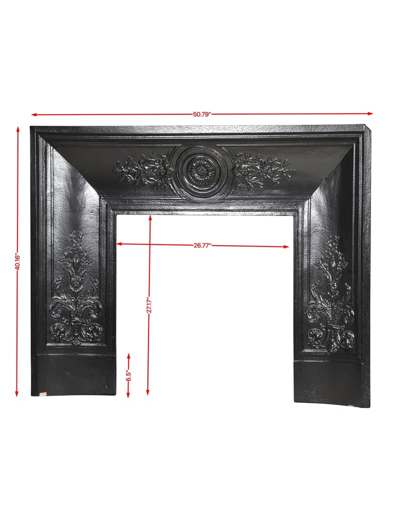 Maison Leon Van den Bogaert Gusseiserner Kamin-Innenrahmen mit Rosette und Blattwerk — 129 cm