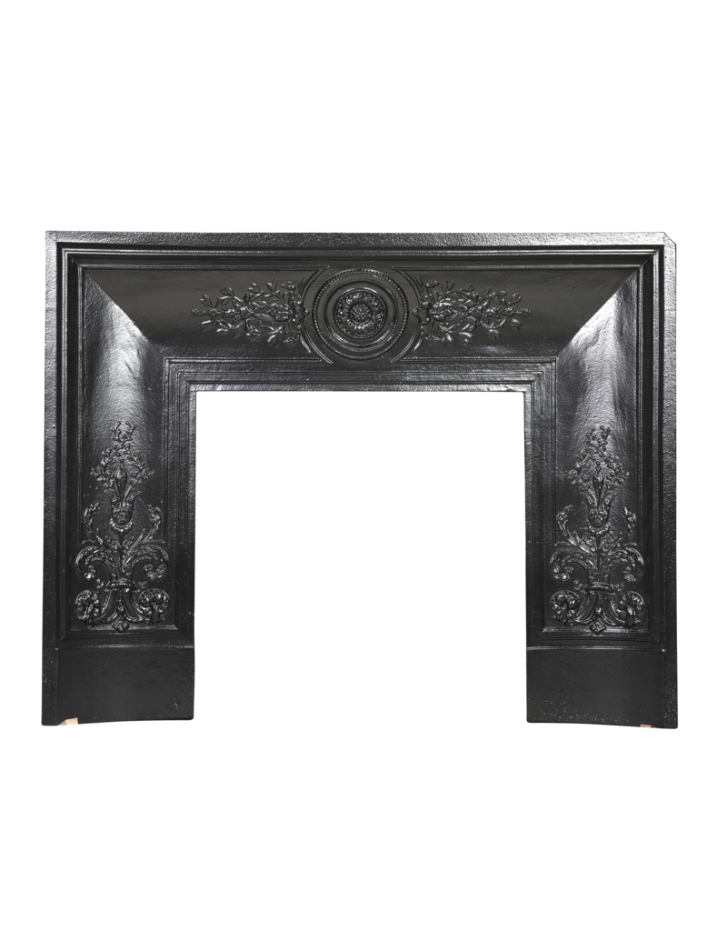 Maison Leon Van den Bogaert Gusseiserner Kamin-Innenrahmen mit Rosette und Blattwerk — 129 cm